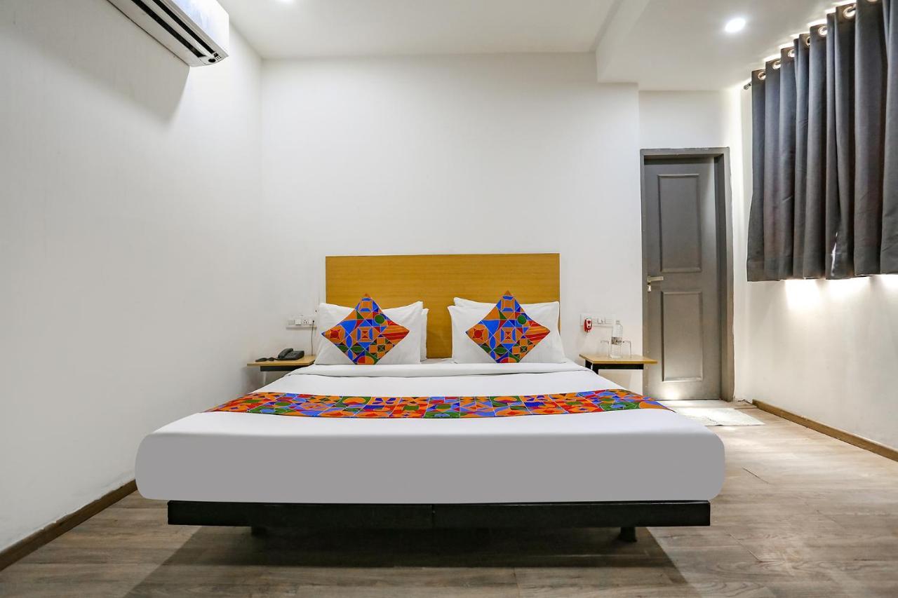 Fabhotel Vat - Meera Bagh Delhi  Exteriör bild