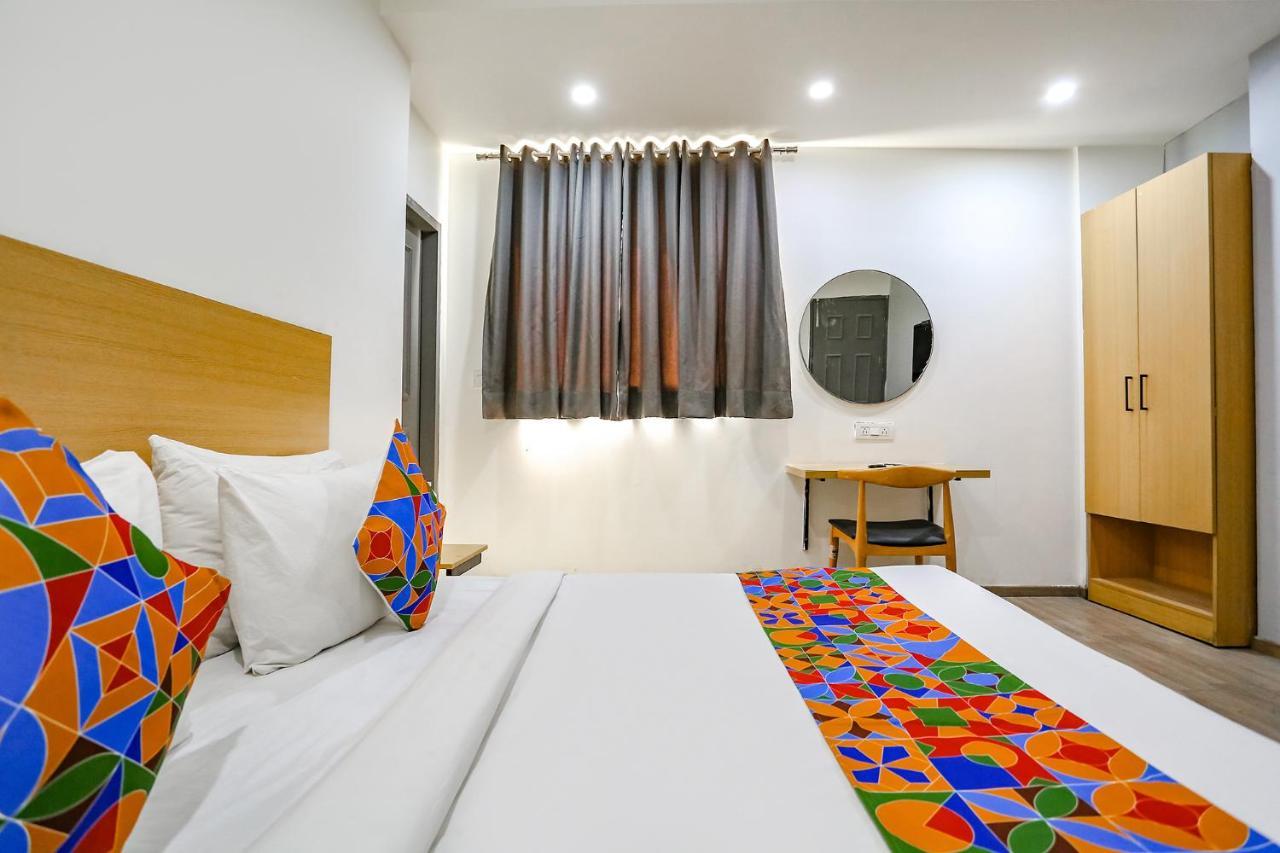 Fabhotel Vat - Meera Bagh Delhi  Exteriör bild