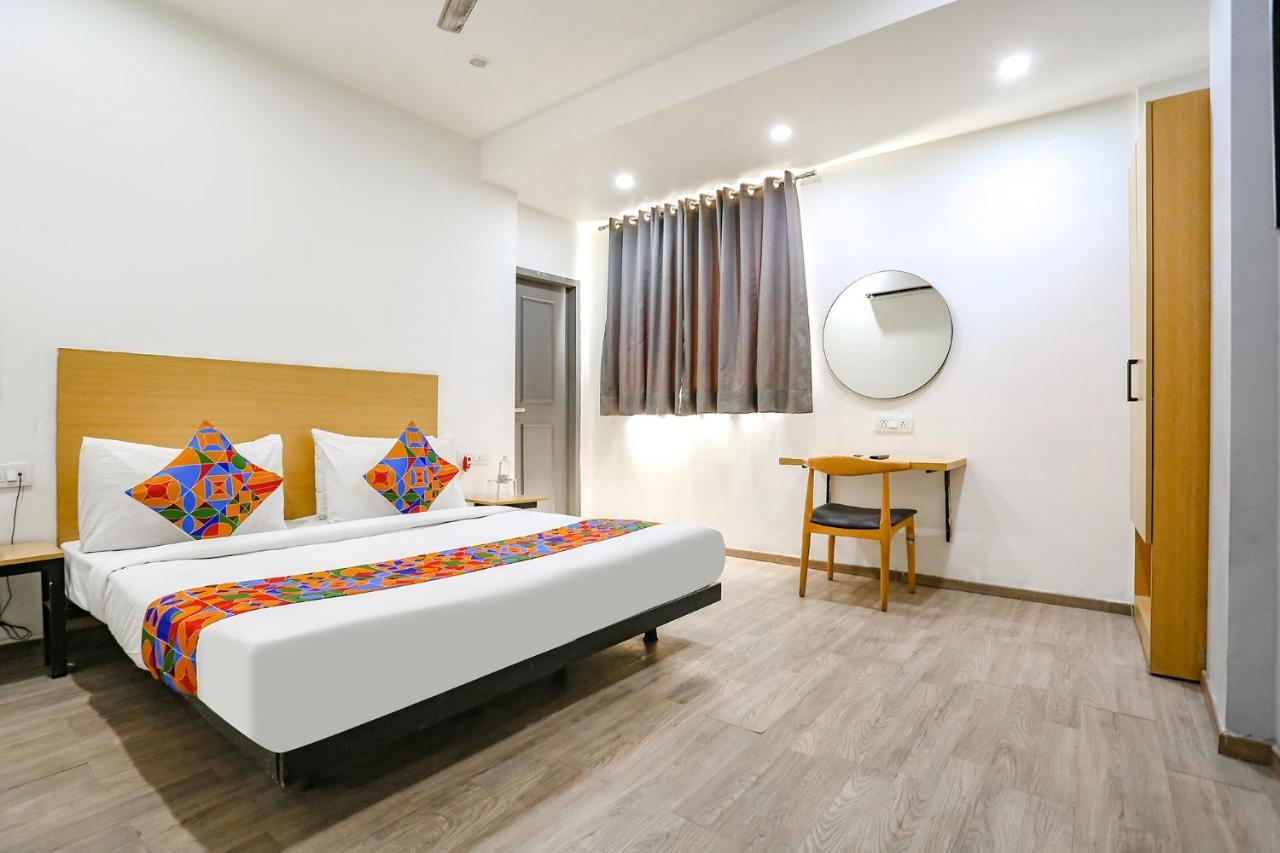 Fabhotel Vat - Meera Bagh Delhi  Exteriör bild