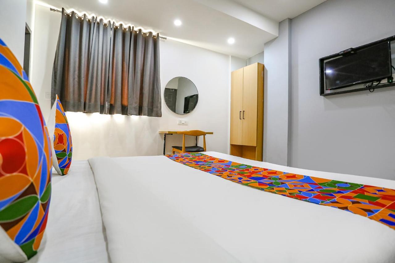 Fabhotel Vat - Meera Bagh Delhi  Exteriör bild