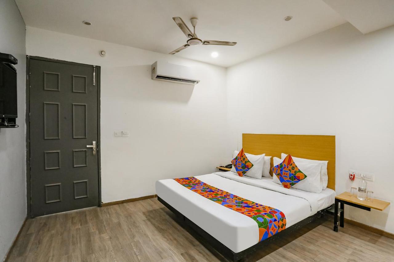Fabhotel Vat - Meera Bagh Delhi  Exteriör bild