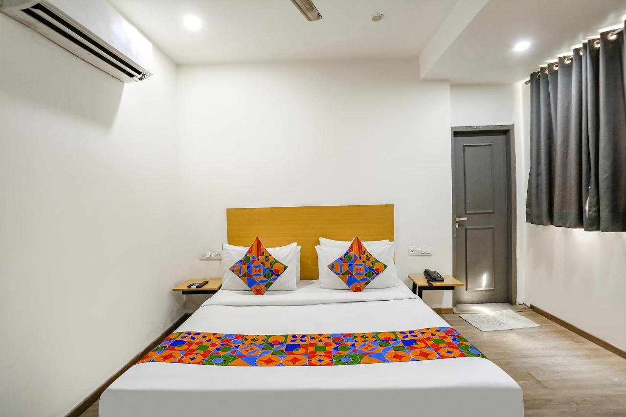 Fabhotel Vat - Meera Bagh Delhi  Exteriör bild