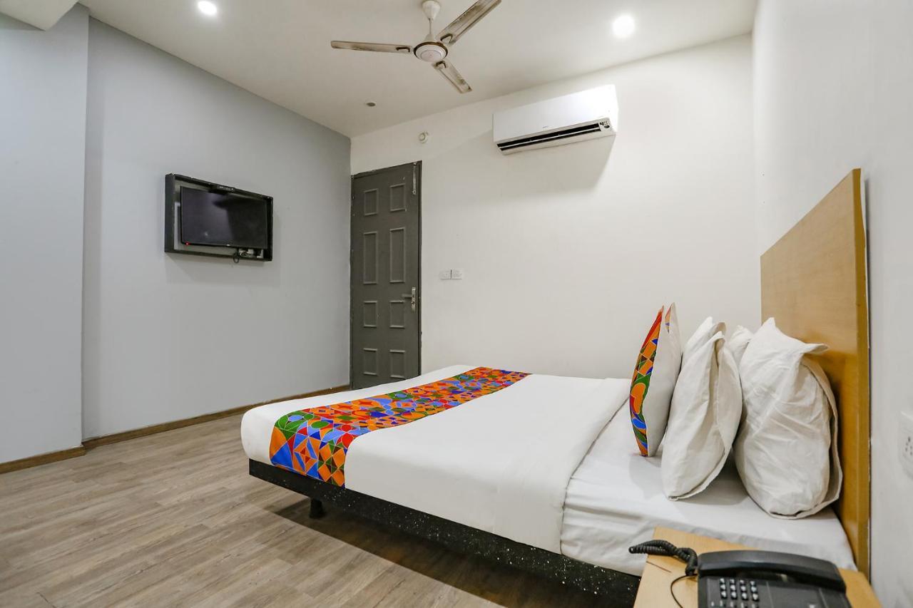 Fabhotel Vat - Meera Bagh Delhi  Exteriör bild