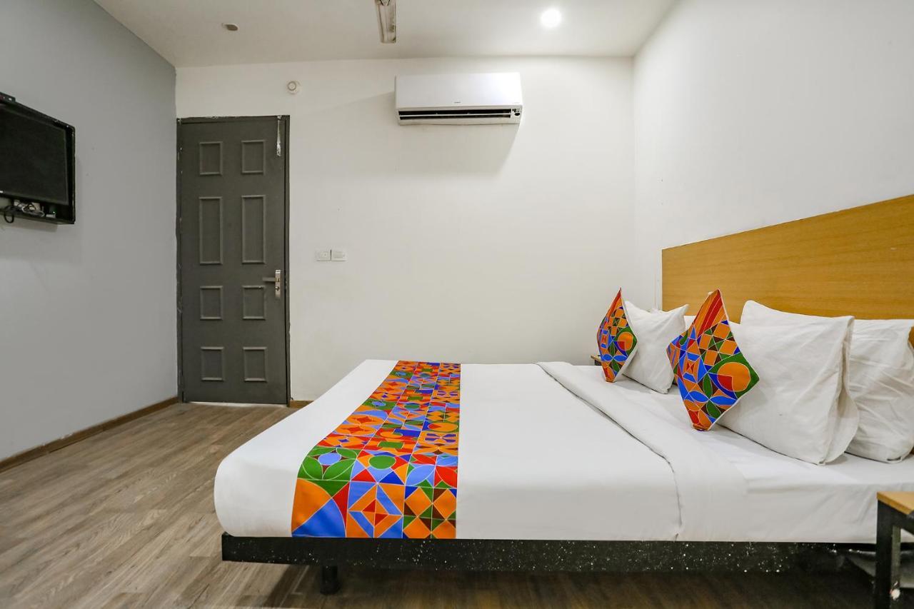Fabhotel Vat - Meera Bagh Delhi  Exteriör bild